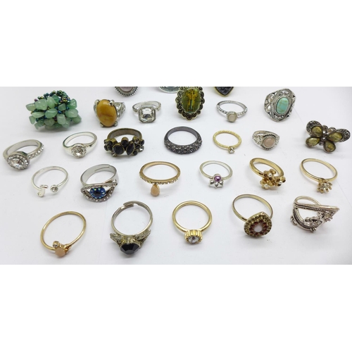 989 - A collection of costume rings