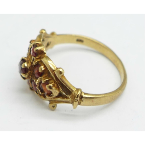 993 - A 9ct gold and garnet cluster ring, 2.5g, K