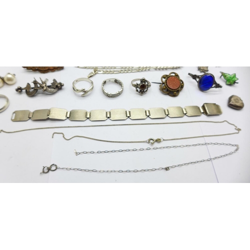 996 - A silver bracelet, other silver jewellery, two metal brooches and a silver thimble, (some a/f includ... 