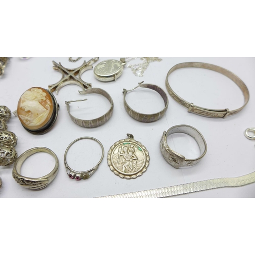 997 - Silver and white metal jewellery, 103g