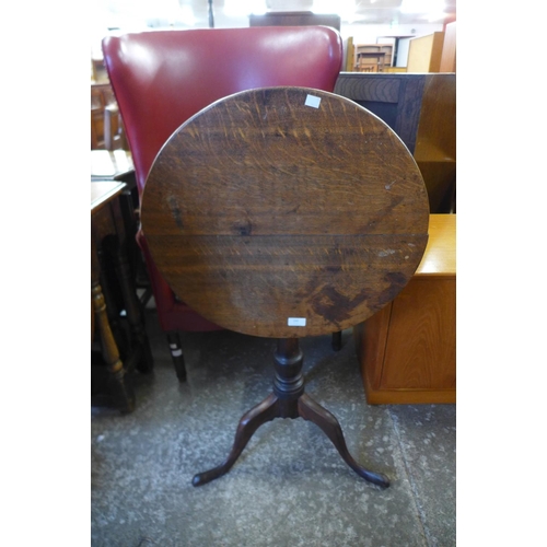 240 - A George III circular oak tilt top tripod table