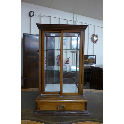 95 - A Victorian mahogany counter top display cabinet