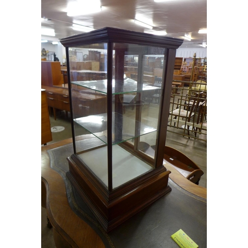 95 - A Victorian mahogany counter top display cabinet