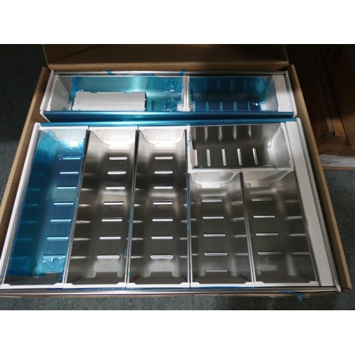 3256 - A white cutlery organiser set 480mmx390mm