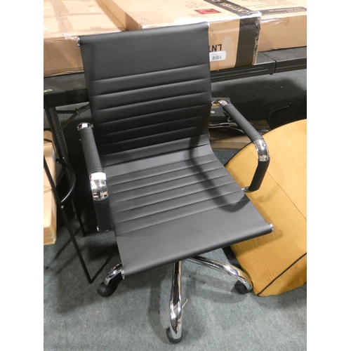 3200 - A black/chrome swivel office chair * this lot is subject to VAT