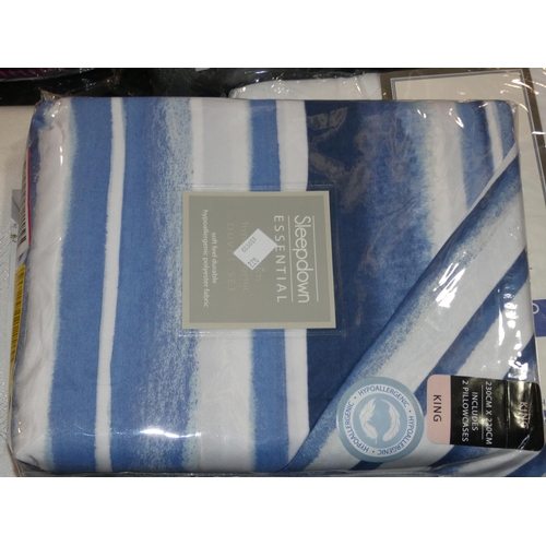 3220 - Three mixed kingsize duvet sets * this lot is subject to VAT