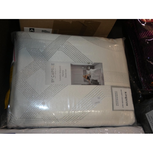 3220 - Three mixed kingsize duvet sets * this lot is subject to VAT