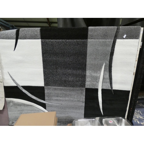 3252 - A black/grey/cream patterned rug (6'7