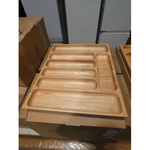 3315 - A lightwood cutlery organiser (520 x 420mm)