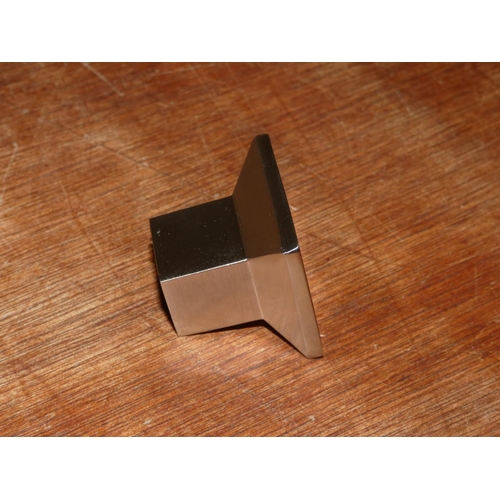 3351 - Box of 20 aluminium Hafele knobs (13198601)