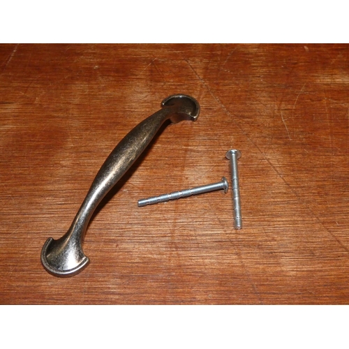 3358 - A box of 25 Bow pewter handles (10185-0001)