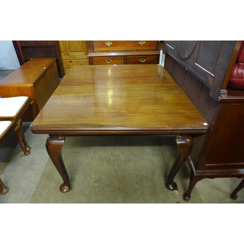 296 - A Victorian mahogany dining table, 75 cms h, 126 cms l, 107 cms w and six mahogany dining chairs