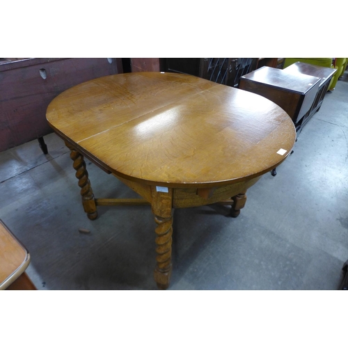 316 - An oak barleytwist draw-leaf table