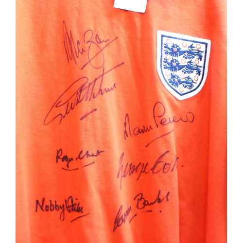 655 - An England 1966 World Cup replica shirt signed by Banks, Stiles, Cohen, Hunt, Peters, Hurst and Ball