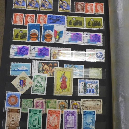 697 - Stamps;- worldwide collection including GB, Montserrat, Nederland, NZ, Pitcairn, Australia, Guinea, ... 