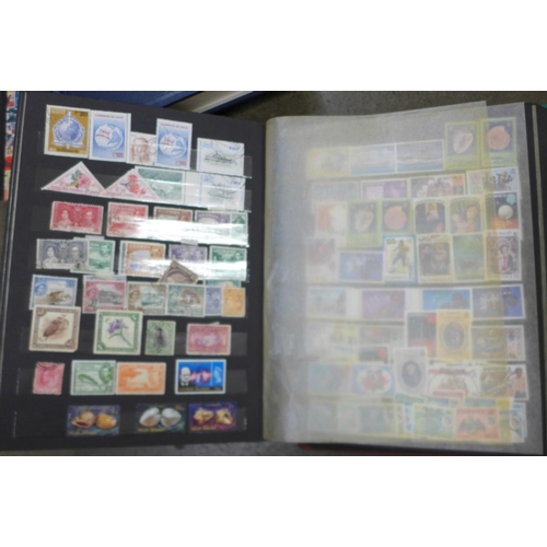 697 - Stamps;- worldwide collection including GB, Montserrat, Nederland, NZ, Pitcairn, Australia, Guinea, ... 