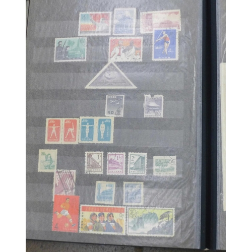 697 - Stamps;- worldwide collection including GB, Montserrat, Nederland, NZ, Pitcairn, Australia, Guinea, ... 