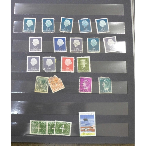 697 - Stamps;- worldwide collection including GB, Montserrat, Nederland, NZ, Pitcairn, Australia, Guinea, ... 