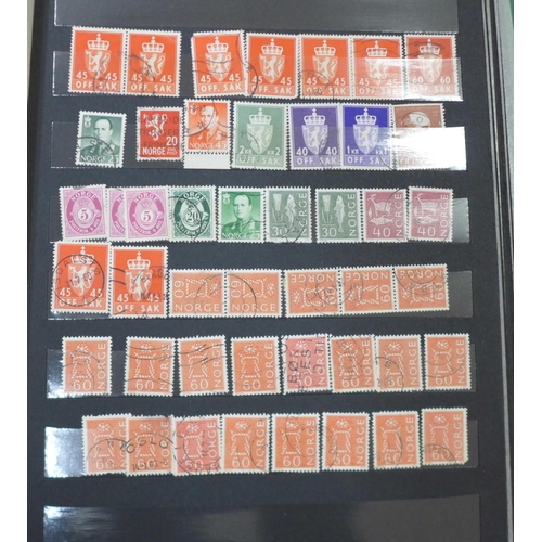 697 - Stamps;- worldwide collection including GB, Montserrat, Nederland, NZ, Pitcairn, Australia, Guinea, ... 