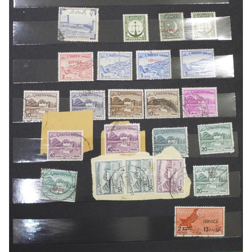 697 - Stamps;- worldwide collection including GB, Montserrat, Nederland, NZ, Pitcairn, Australia, Guinea, ... 