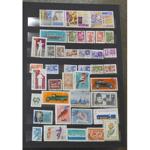 697 - Stamps;- worldwide collection including GB, Montserrat, Nederland, NZ, Pitcairn, Australia, Guinea, ... 