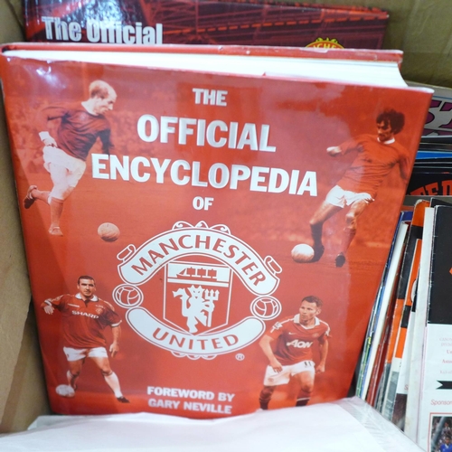 746 - Football; large collection of Manchester United programmes, books, signed pictures, Buchan, Whitesid... 