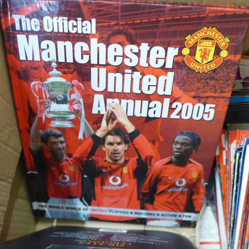 746 - Football; large collection of Manchester United programmes, books, signed pictures, Buchan, Whitesid... 