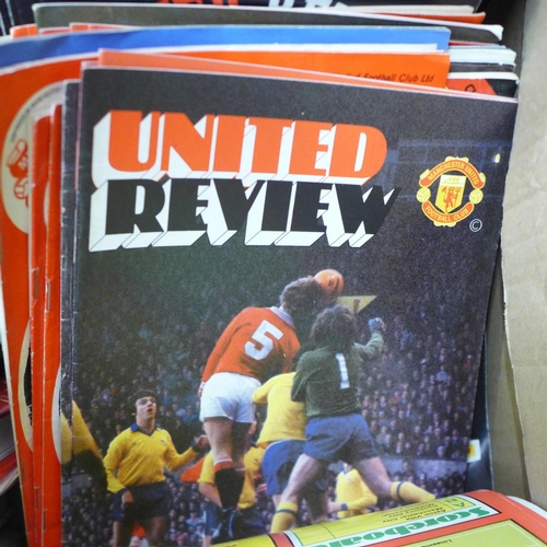 746 - Football; large collection of Manchester United programmes, books, signed pictures, Buchan, Whitesid... 