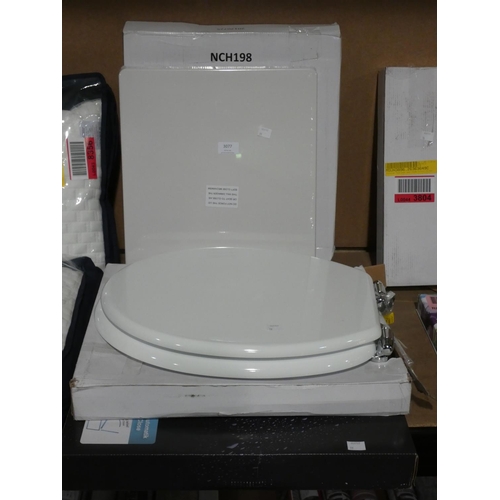 3077 - Three mixed style toilet seats * this lot is subject to VAT