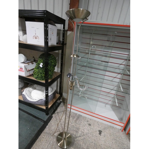 3247 - A gilt effect standard lamp with reading light (H 180cm) * this lot is subject to VAT