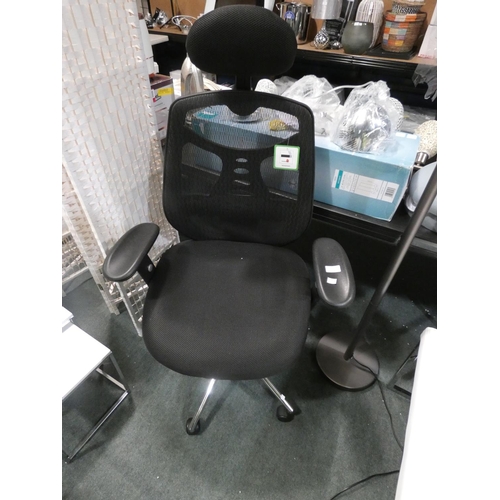 3261 - A black/chrome finish swivel office chair * this lot is subject to VAT