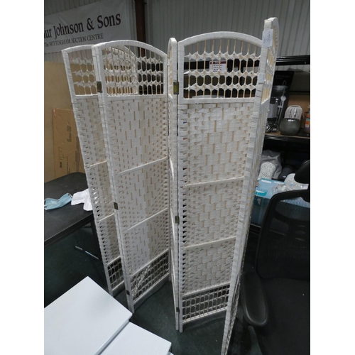 3263 - A white/wicker style six panel screen (H 169 x W 240cm) * this lot is subject to VAT