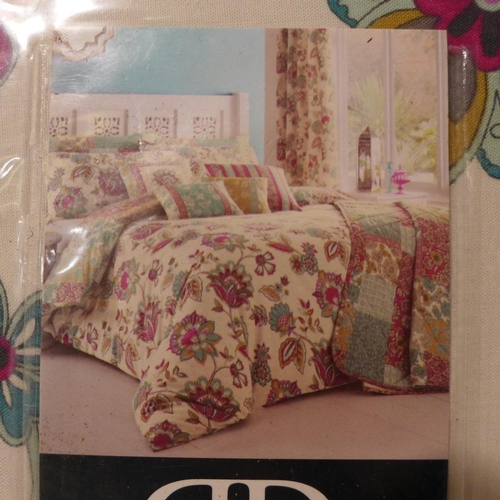 3173 - Two mixed style kingsize duvet sets * this lot is subject to VAT