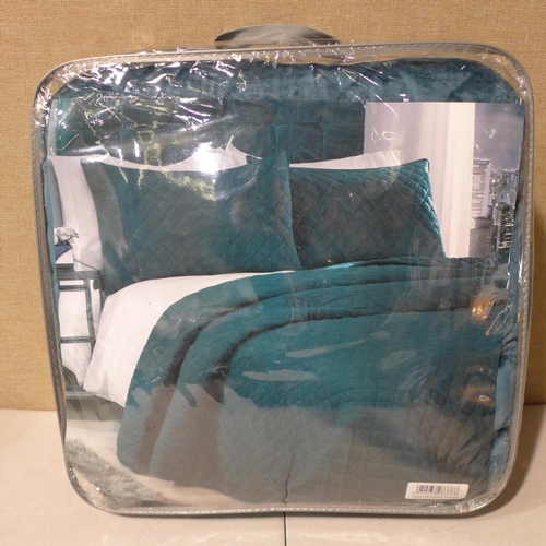 3175 - A Vivente bedspread (220cm x 240cm) * this lot is subject to VAT