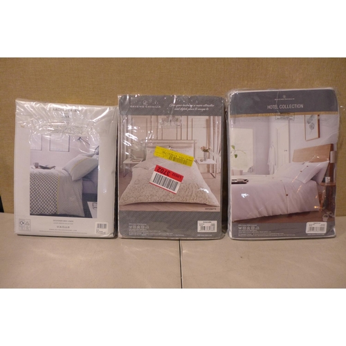 3189 - Three mixed style double duvet sets * this lot is subject to VAT