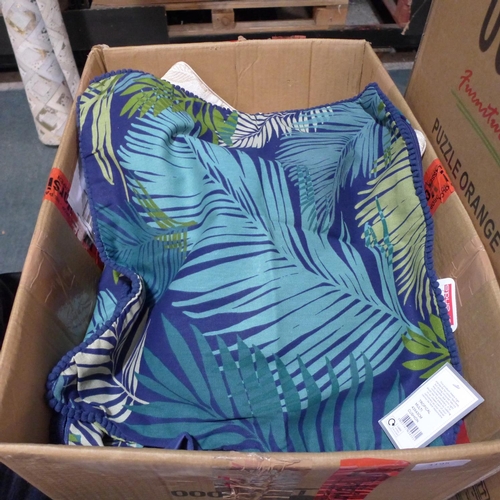 3195 - Box of mixed sized/style cushion covers * this lot is subject to VAT