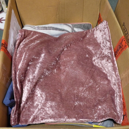 3195 - Box of mixed sized/style cushion covers * this lot is subject to VAT