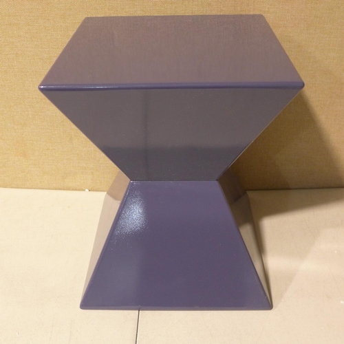 3213 - A plastic purple plant stand * this lot is subject to VAT