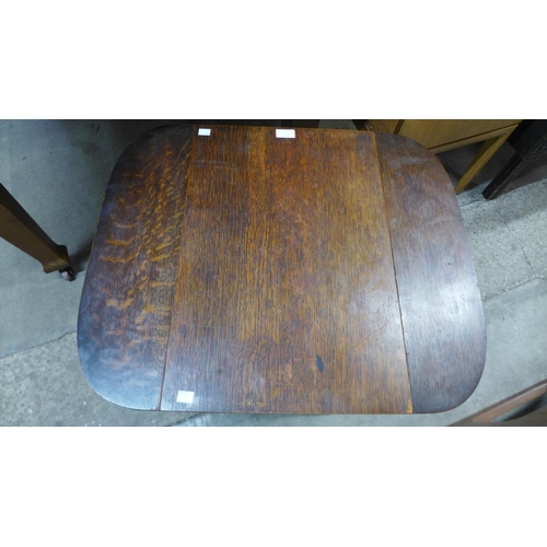 229 - An oak drop-leaf occasional table