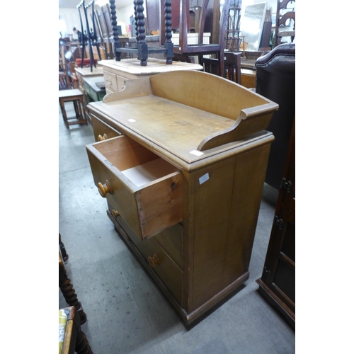 267 - A Victorian pine chest of drawers