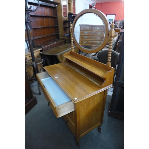 276 - An oak dressing chest