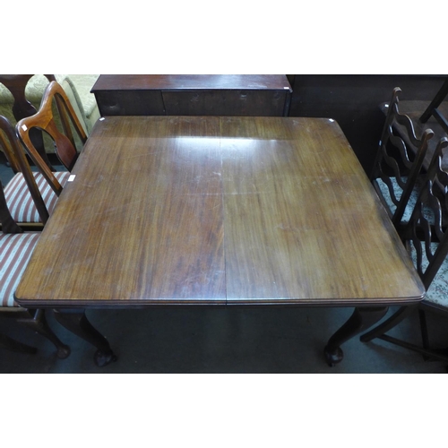 296 - A Victorian mahogany dining table, 75 cms h, 126 cms l, 107 cms w and six mahogany dining chairs