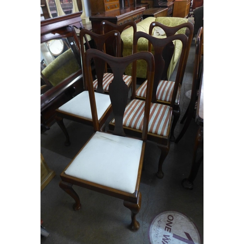 296 - A Victorian mahogany dining table, 75 cms h, 126 cms l, 107 cms w and six mahogany dining chairs