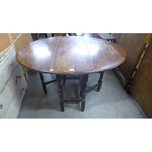 353 - An oak gateleg table