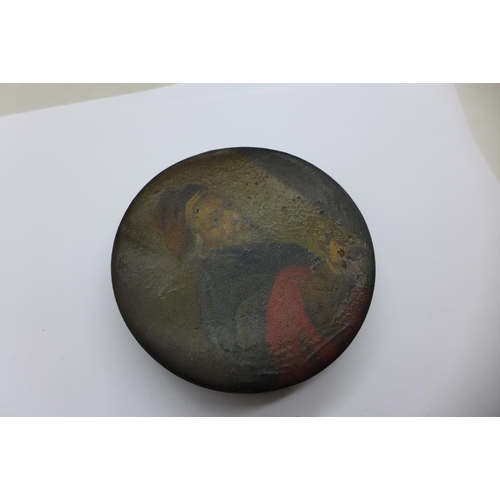 54 - A late 18th/early 19th Century hand painted papier mache table top snuff box, 10cms d