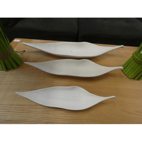 1357 - A Husk ivory ceramic set of three leaf dishes (5054P13)   #