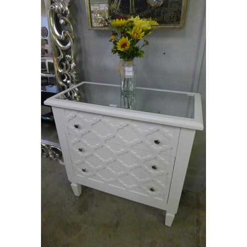 1416 - A white mirrored top chest of three drawers.