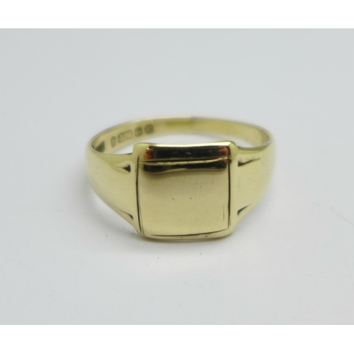 1000 - A 9ct gold signet ring, 4g, T