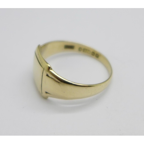 1000 - A 9ct gold signet ring, 4g, T