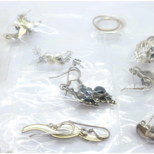 1003 - Twenty-five pairs of silver earrings